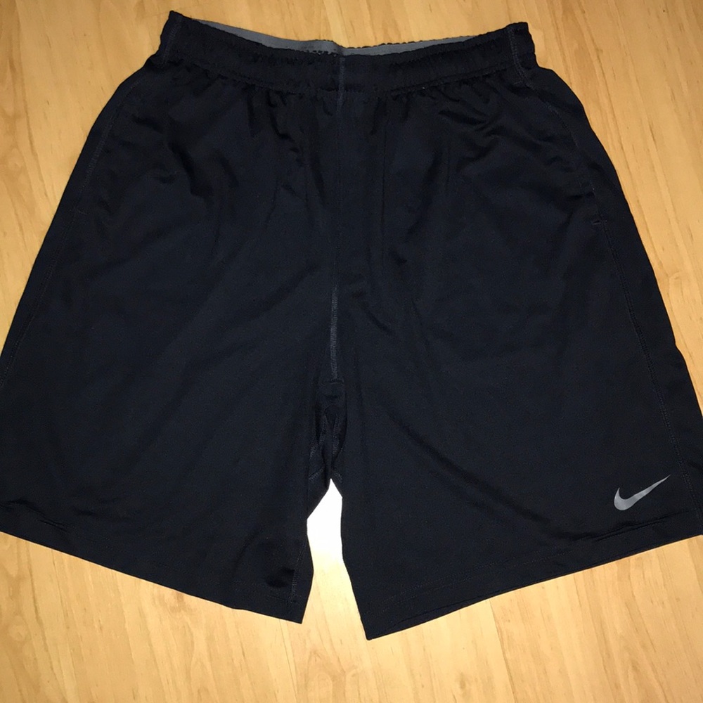 L men’s Nike athletic shorts. Navy blue